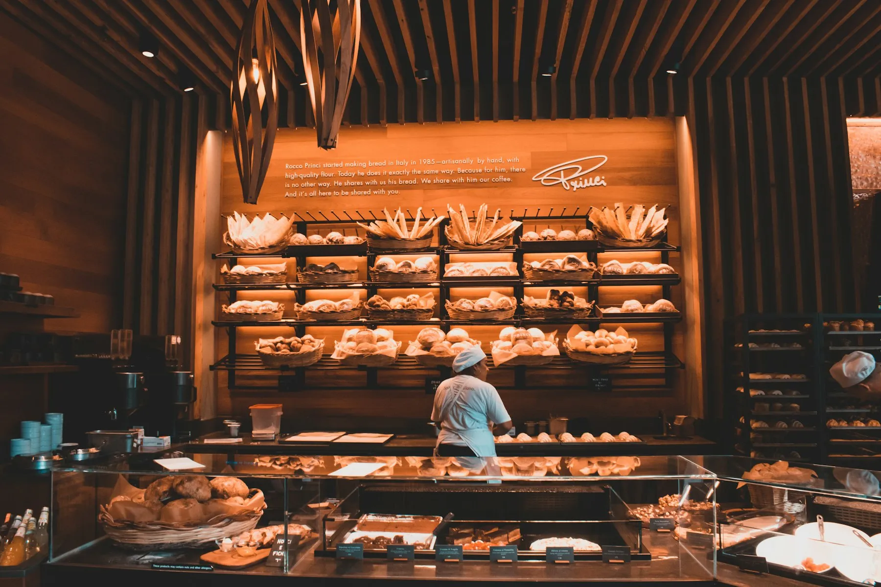Comptoir d'une boulangerie garni de pains et de viennoiseries