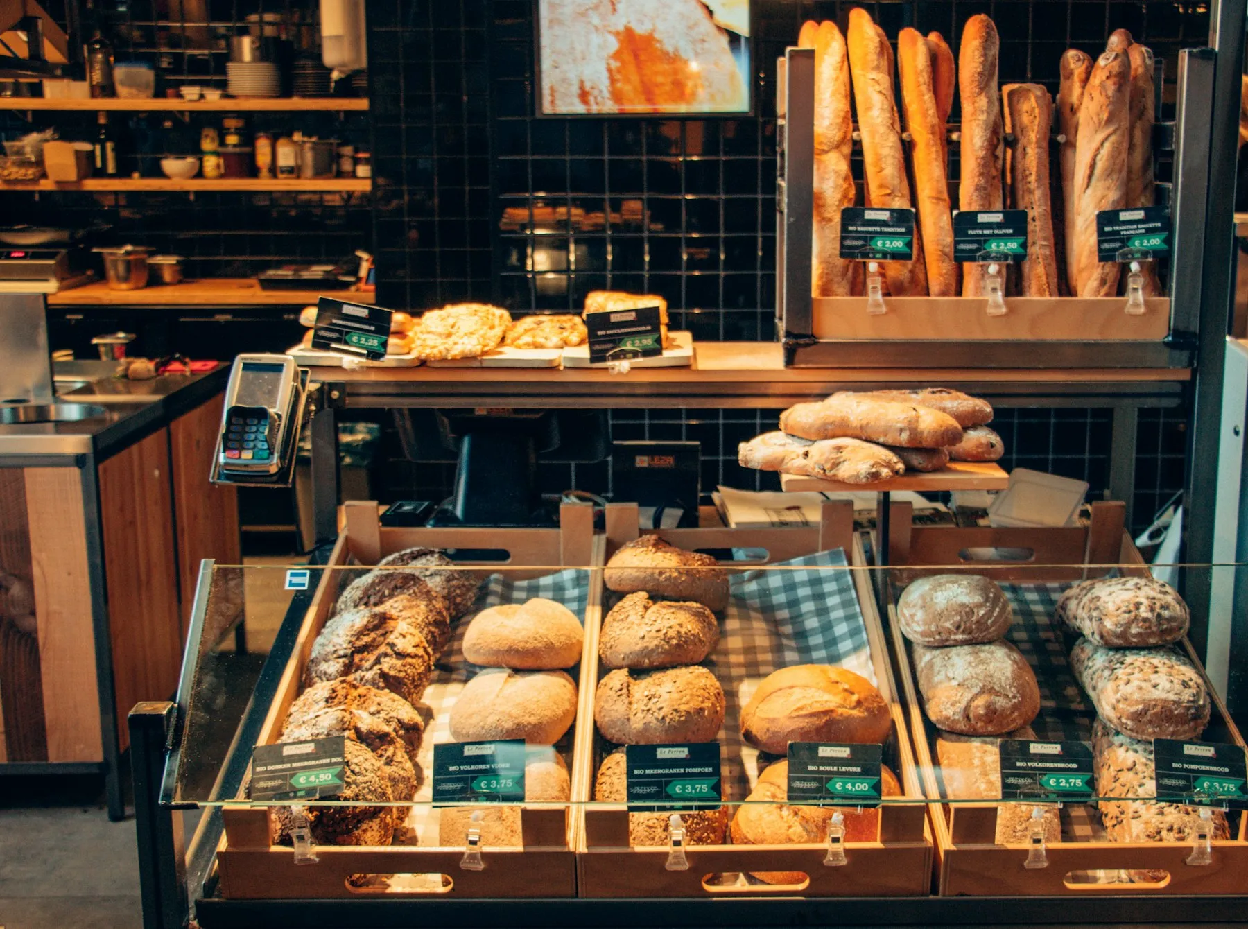 Étalage de pains et de baguettes dans une boulangerie