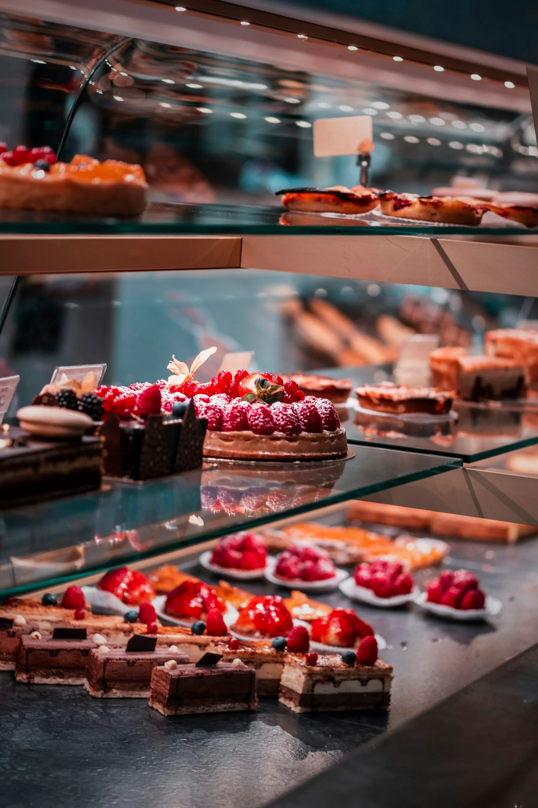 Vitrine de pâtisseries fines dans une boulangerie